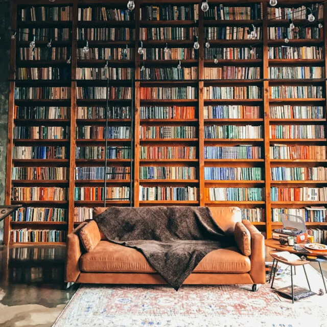 Bienvenue dans le coin lecture du Musée Louis-Hémon ! Mariia Zakatiurac, Unsplash