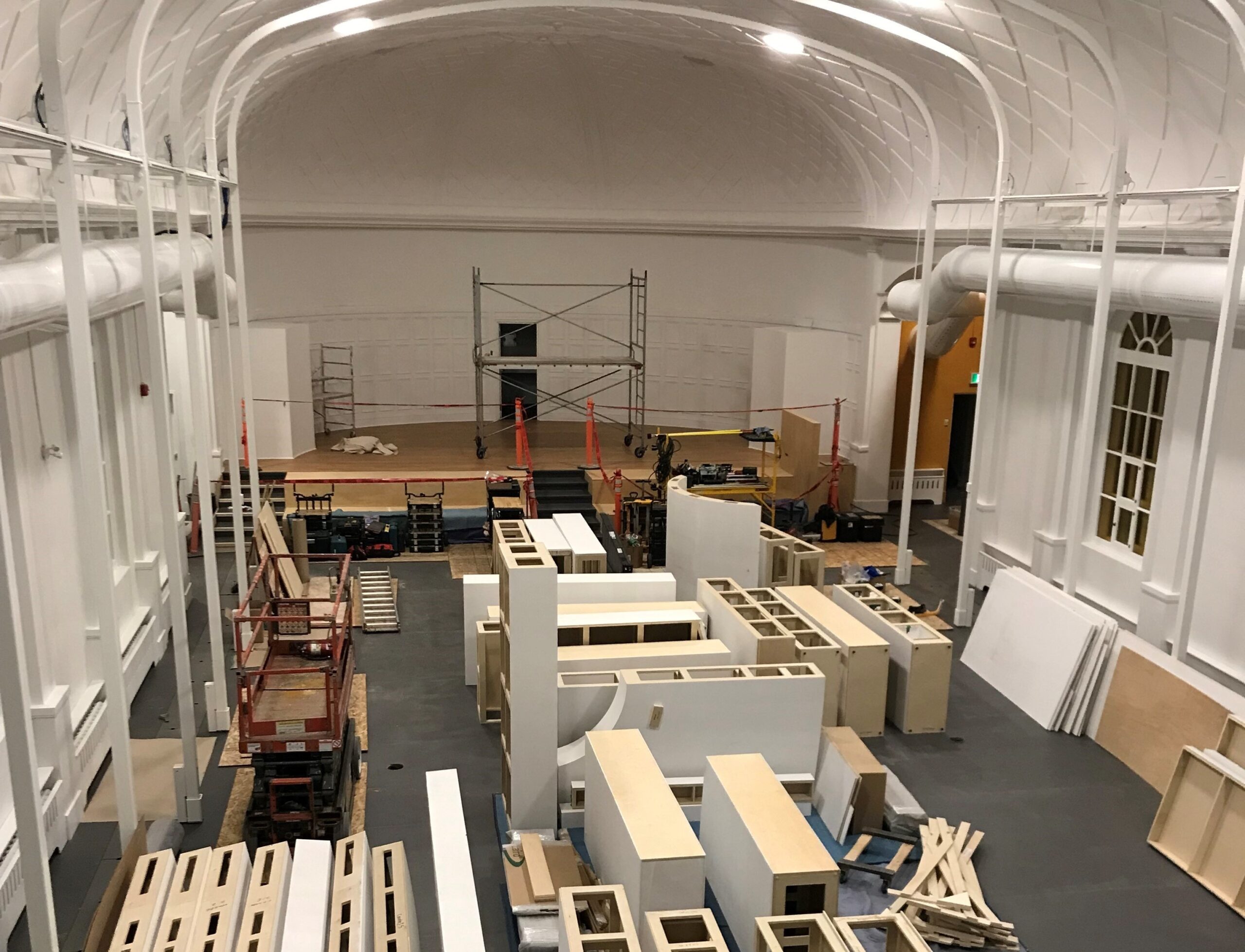 Début du montage de l'exposition «Péribonka, à la source des mots»