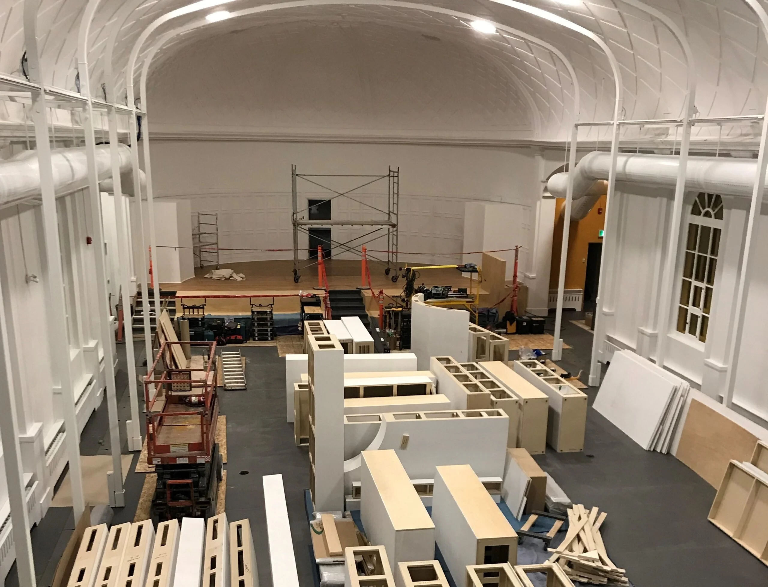 Début du montage de l'exposition «Péribonka, à la source des mots»