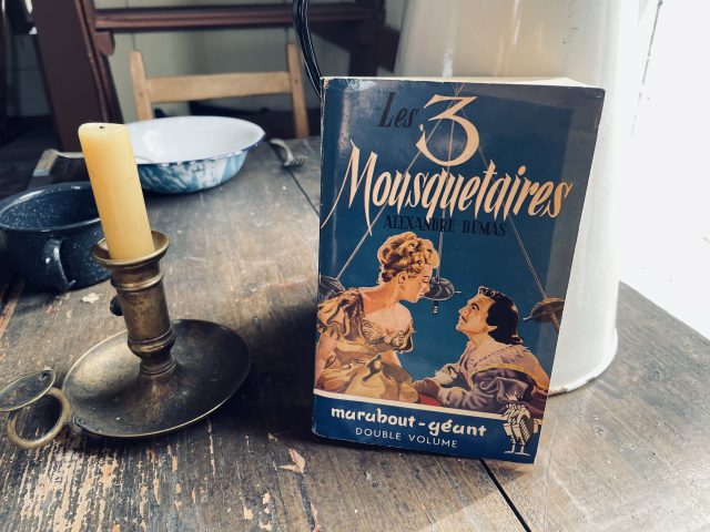 Les Trois Mousquetaires d'Alexandre Dumas publié chez Marabout dans les années 1950